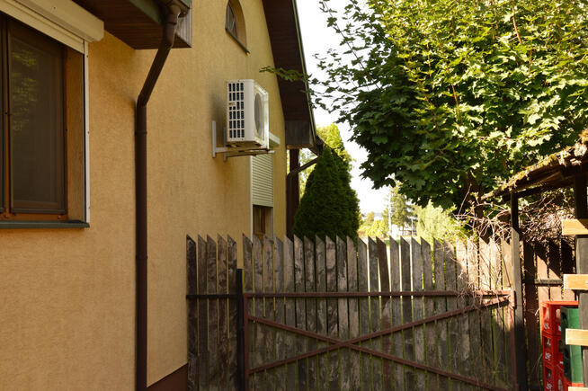 Lokal gastronomiczny z dużym domem.