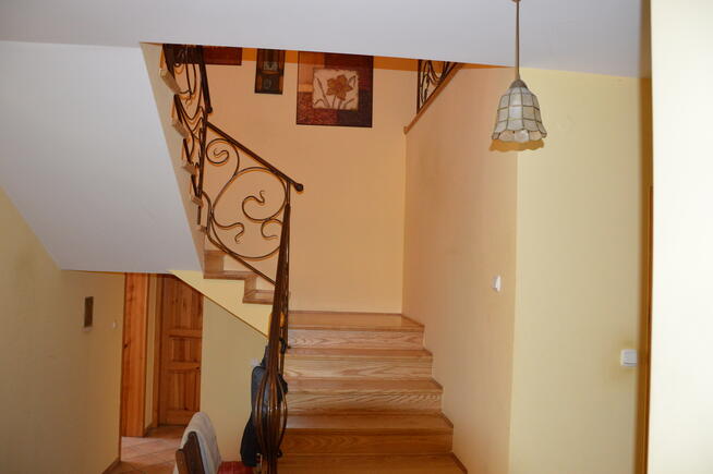 Lokal gastronomiczny z dużym domem.