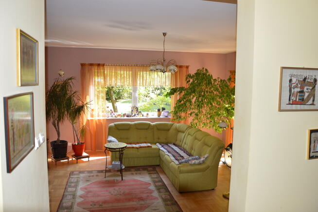 Lokal gastronomiczny z dużym domem.