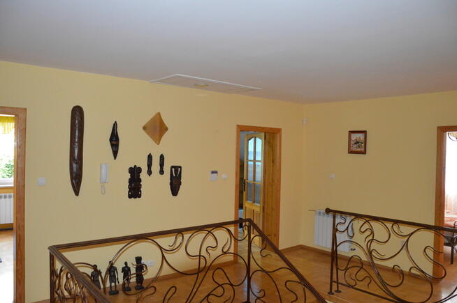 Lokal gastronomiczny z dużym domem.