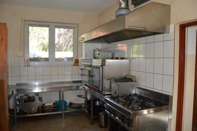 Lokal gastronomiczny z dużym domem.