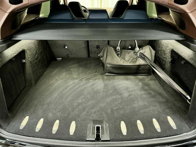 BMW XM Podgrzewane i Wentylowane Komforty z Masażem Bowers Hak Kamery 360