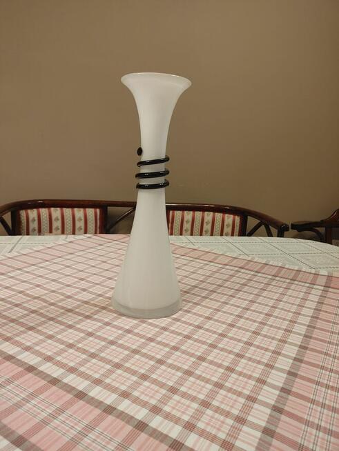 Smukły dekoracyjny wazon szklany z lat 90 – kolor biały