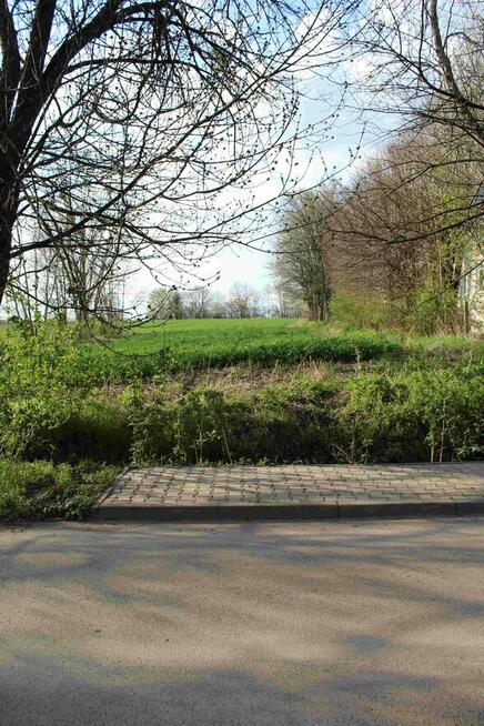 Atrakcyjna dz. budowlana przy asfalcie z dostępem do mediów