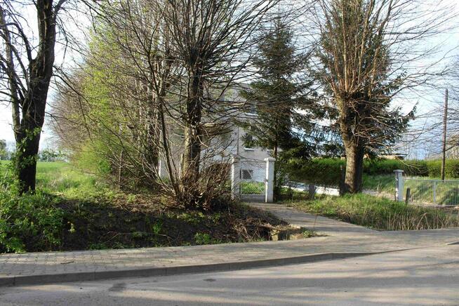 Atrakcyjna dz. budowlana przy asfalcie z dostępem do mediów