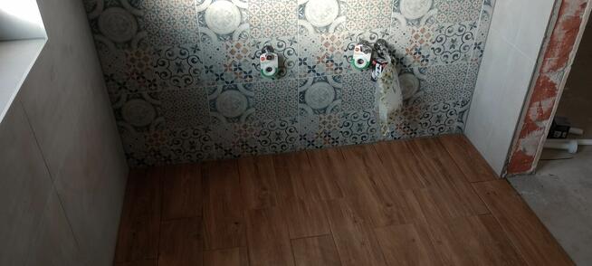 Układanie glazury terakoty gresu