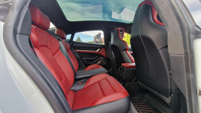 Wynajem auta do ślubu z kierowcą Porsche Taycan Turbo