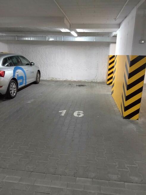 Miejsce Parkingowe w hali garazowej