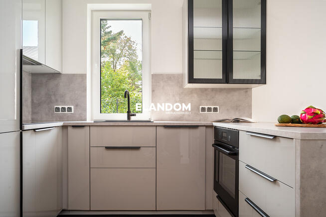 Nowy, gotowy do wprowadzenia z ogródkiem