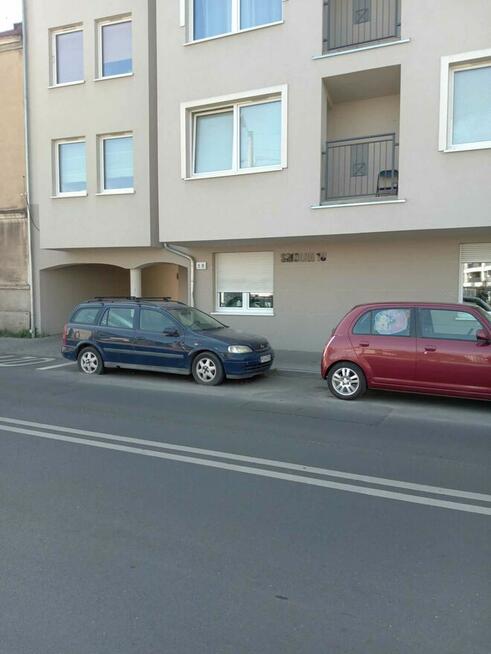 Miejsce Parkingowe w hali garazowej