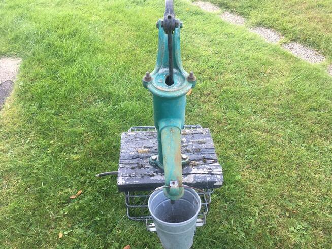 Stara pompa wody antyk zabytek działka ogród