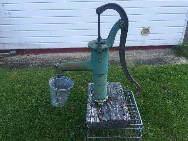 Stara pompa wody antyk zabytek działka ogród