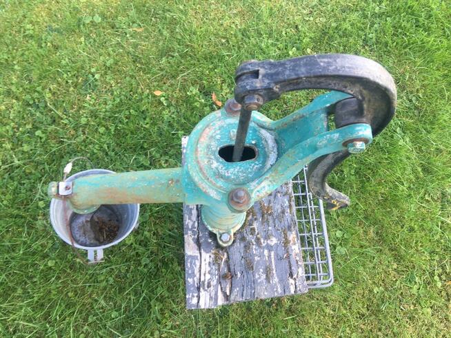 Stara pompa wody antyk zabytek działka ogród