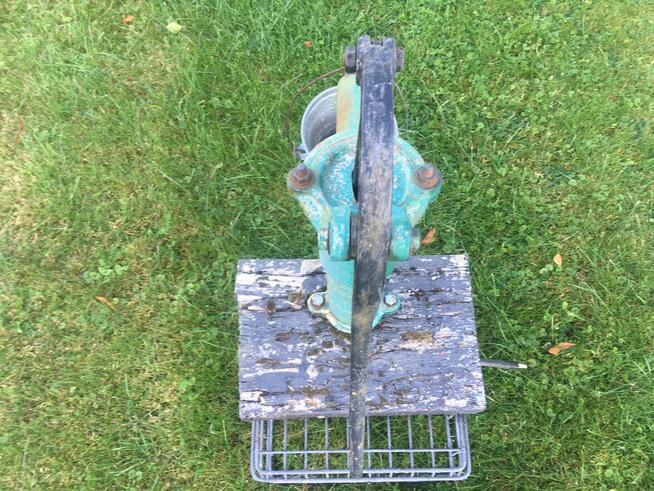 Stara pompa wody antyk zabytek działka ogród