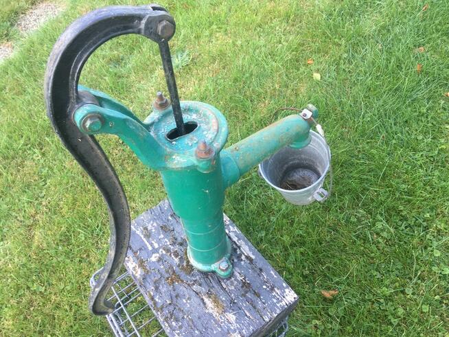Stara pompa wody antyk zabytek działka ogród