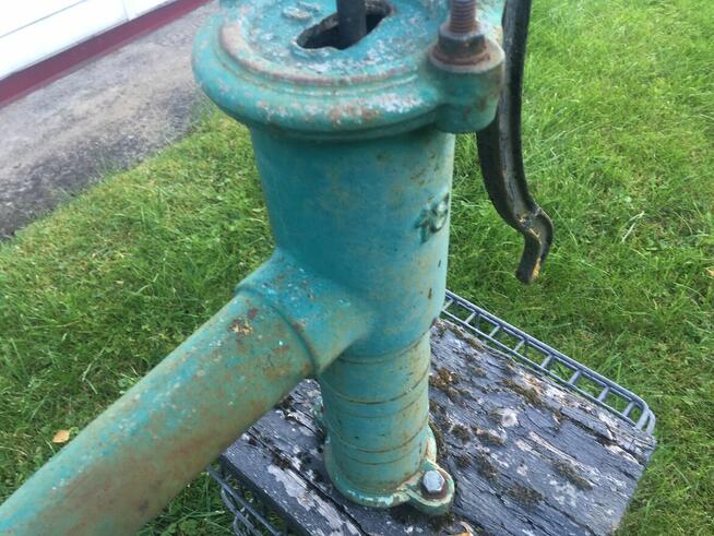 Stara pompa wody antyk zabytek działka ogród
