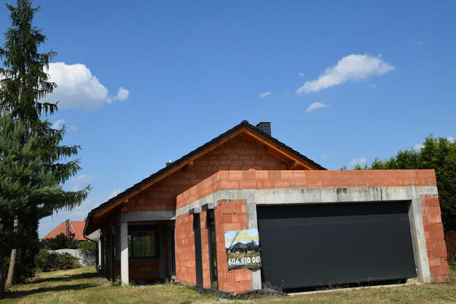 Nowoczesny parterowy dom pod lasem,