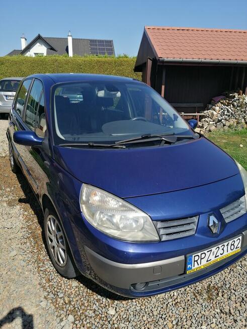 Renault Scenic 1.6 z 2003 roku z gazem.