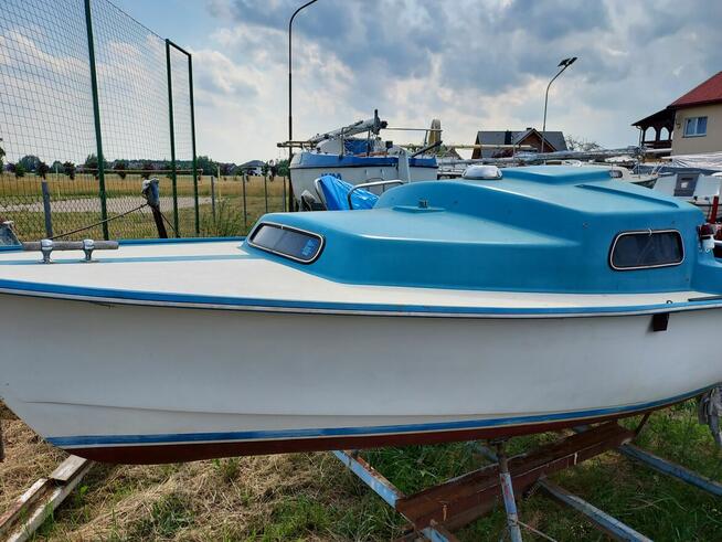 Łódka kabinowa pod silnik zaburtowy