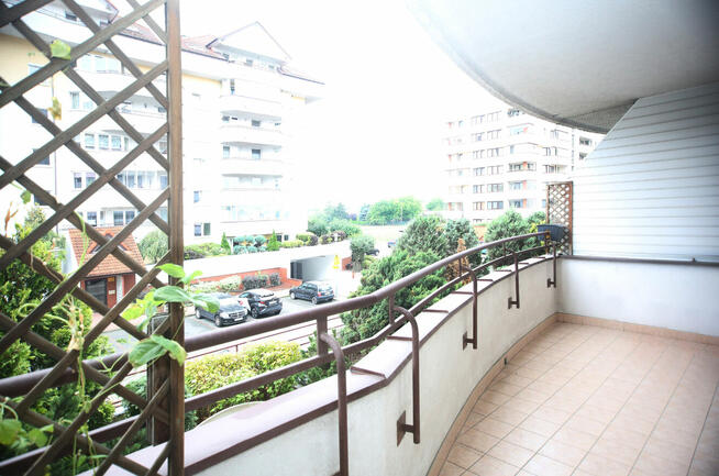 Przestronne Mieszkanie w Spokojnej Okolicy