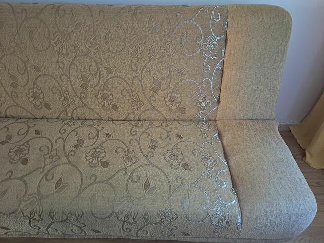 Wersalka z beżowo-złotym obiciem, do sprzedania