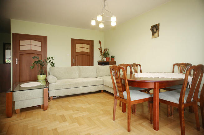 Przestronne Mieszkanie w Spokojnej Okolicy