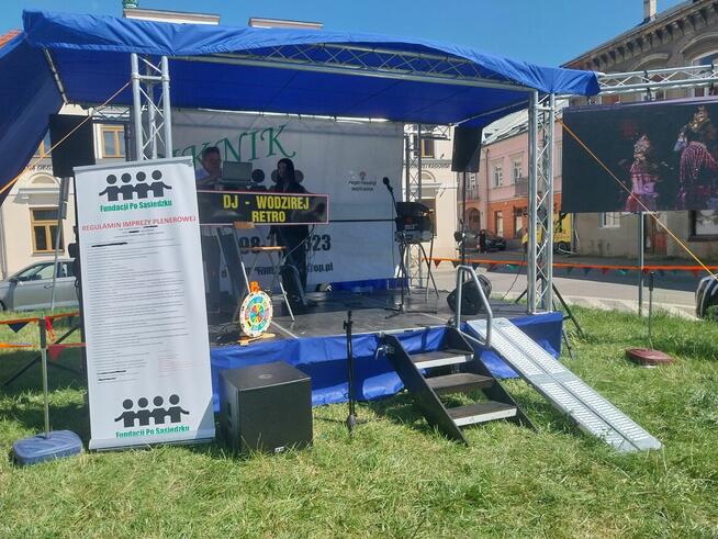 scena mobilna na przyczepie dwuosiowej