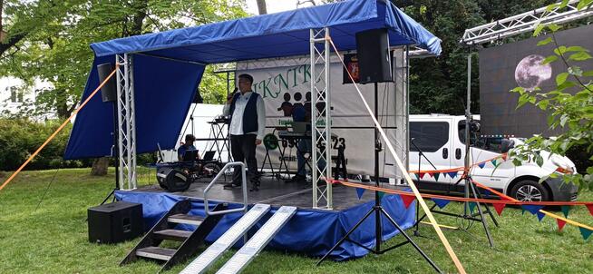 scena mobilna na przyczepie dwuosiowej