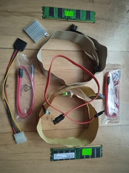 Pamięć, radiator, taśmy, kabelki