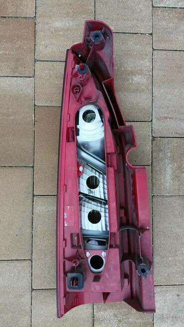 Lampa klosz TYŁ BERLINGO PARTNER 08-12 klapa praw uszko