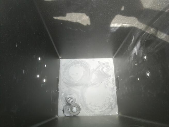 Pojemniki, kontenery, kosze metalowe.