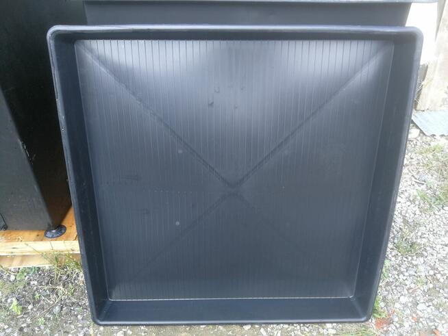 Pojemniki, kontenery, kosze metalowe.