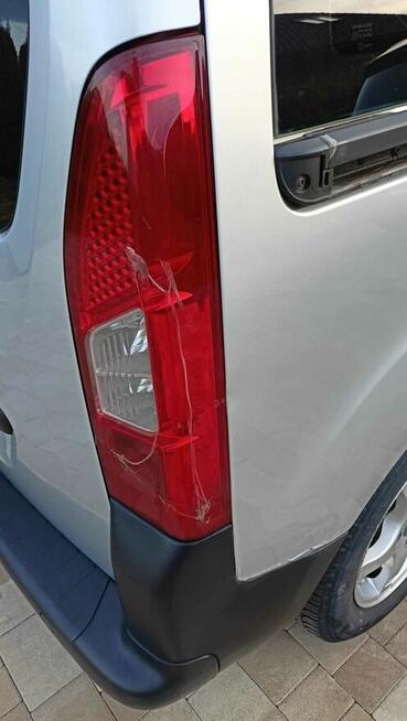 Lampa klosz TYŁ BERLINGO PARTNER 08-12 klapa praw uszko