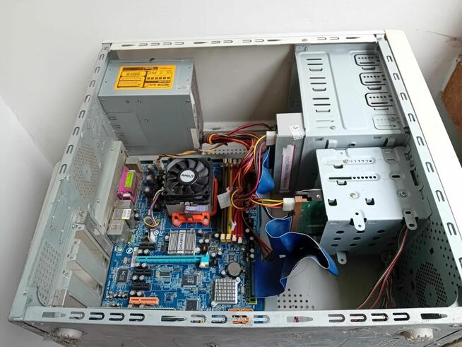 Komputer PC z Win XP PL (1,5 GB RAM), USZKODZONY.