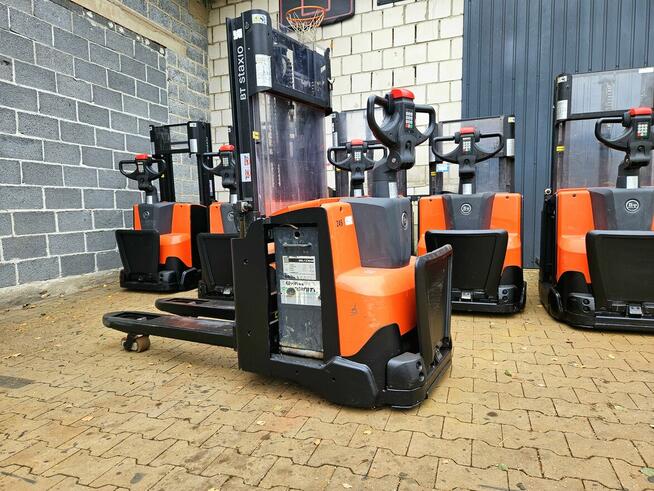 Paleciak elektryczny niski maszt, wstępne podnoszenie BT SWE