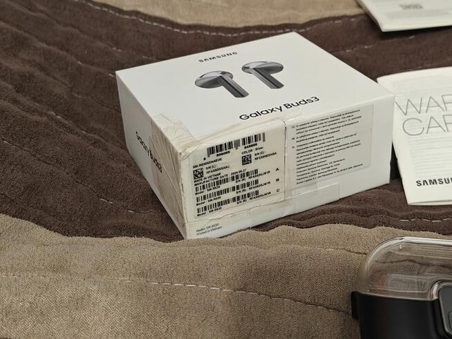 Samsung Galaxy Buds 3 + etui z promocji Samsunga.
