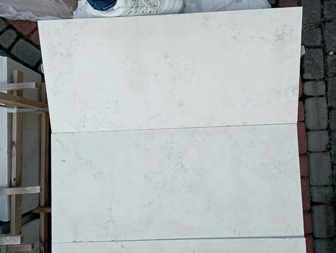 Płytki marmurowe BIANCONE pasy 2 cm szczotka szerokość 33 cm