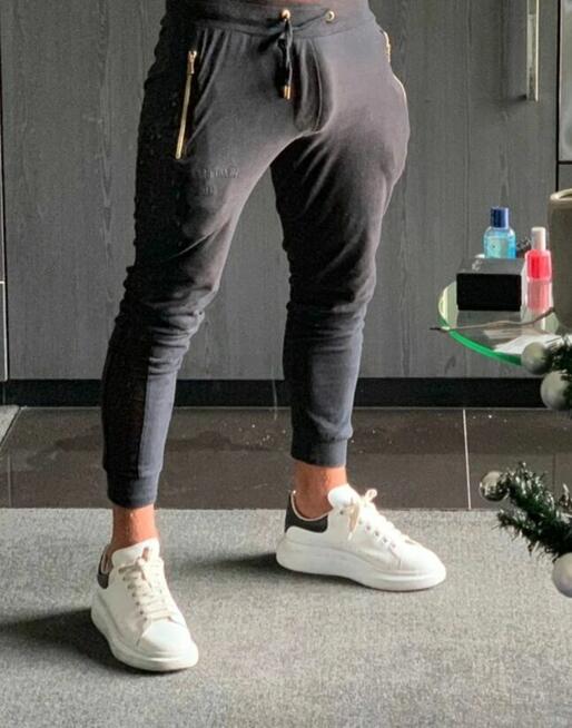 Miły zadbany facet dołączy do pary