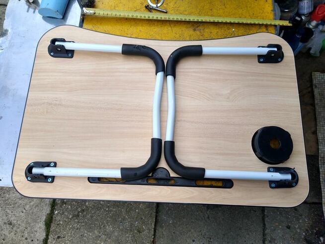 Stolik dla chorego, do łóżka, drewniany blat, 40 zł.