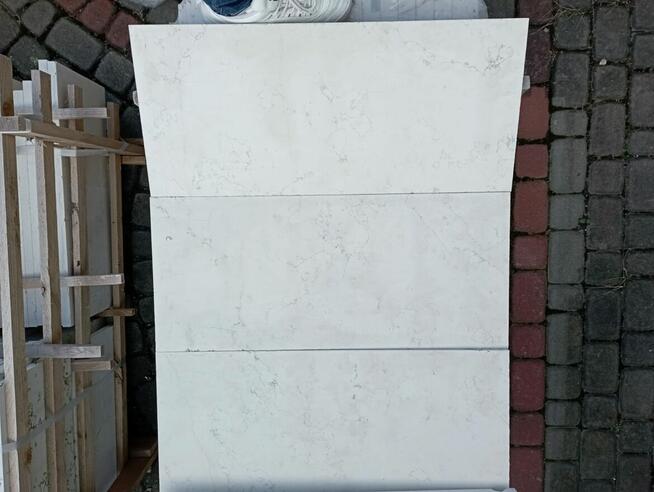 Płytki marmurowe BIANCONE pasy 2 cm szczotka szerokość 25 cm