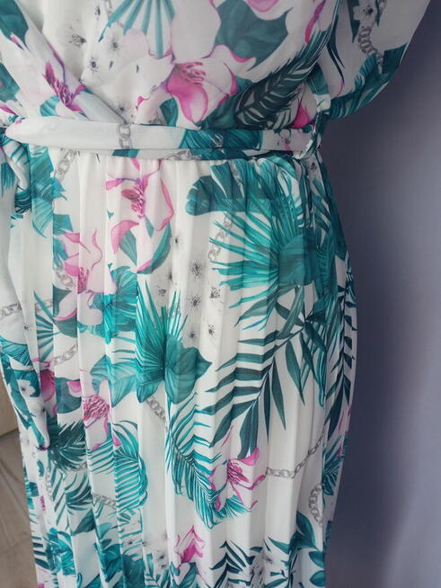 Nowa zwiewna sukienka koktajlowa