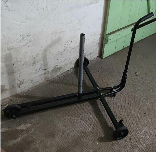 Mobilny stojak, wieszak, wózek do kół w garażu.