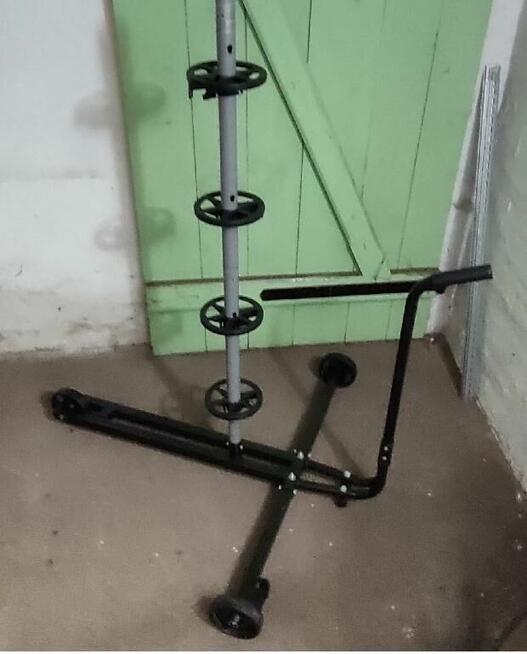 Mobilny stojak, wieszak, wózek do kół w garażu.