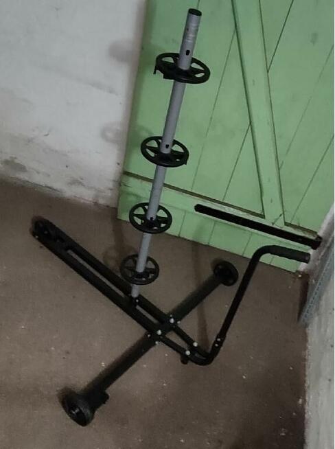 Mobilny stojak, wieszak, wózek do kół w garażu.