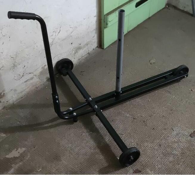 Mobilny stojak, wieszak, wózek do kół w garażu.