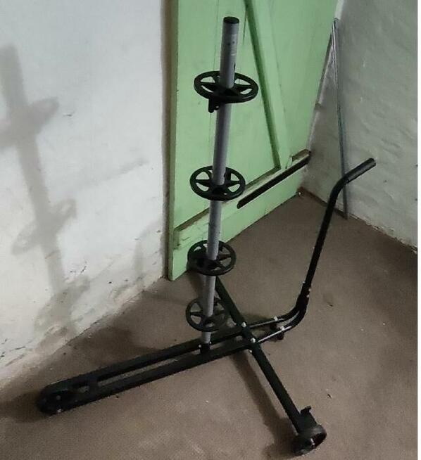 Mobilny stojak, wieszak, wózek do kół w garażu.
