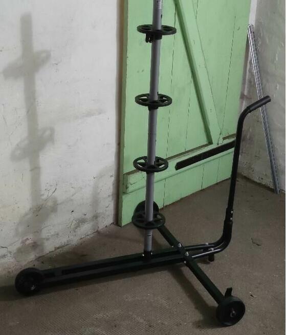 Mobilny stojak, wieszak, wózek do kół w garażu.