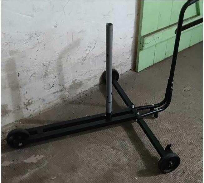 Mobilny stojak, wieszak, wózek do kół w garażu.