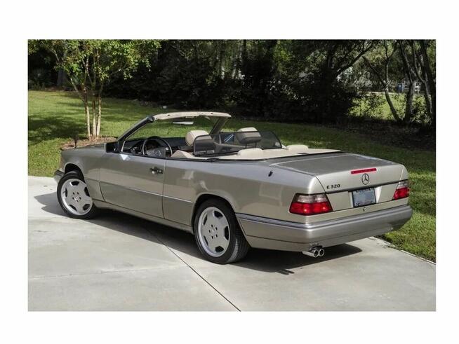 Podstawa i lustro dla lampy hamowania Mercedes R129 SL A124