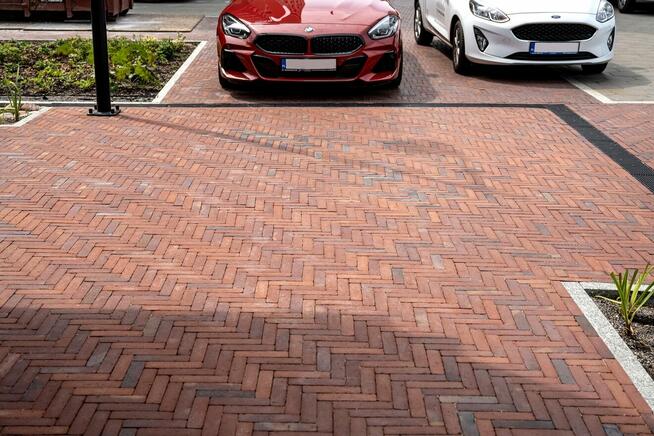 Kostka z cegły do ogrodu